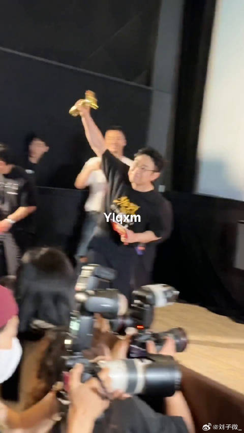 导演王一博 电影热烈 上海映后见面会 恭喜大鹏拿到金爵影帝！微博VC计划