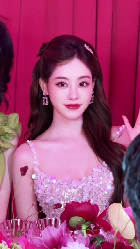 祝绪丹晚宴造型曝光，公主头蝴蝶结显矜贵气质