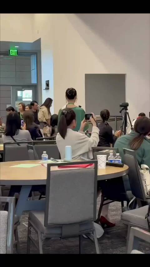 王祖贤近年面部僵硬眼部浮肿明显，左眼常睁眼困难