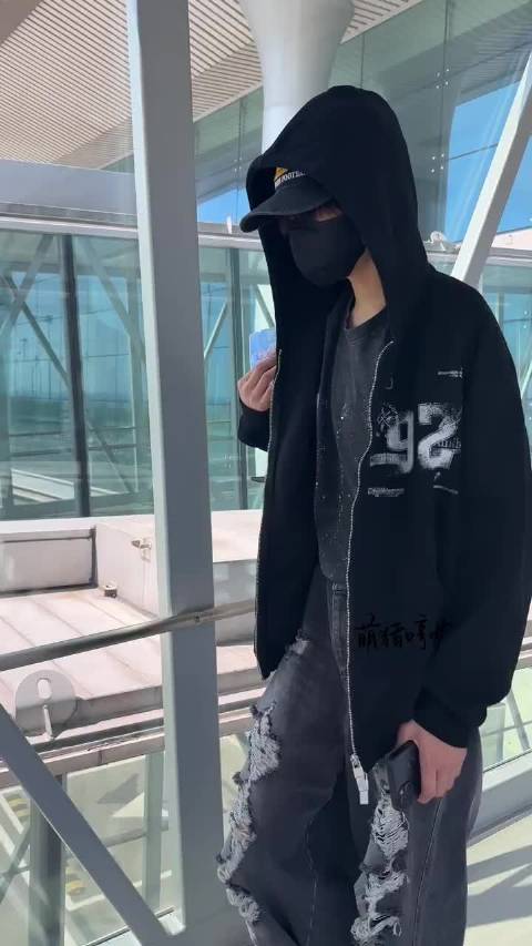 陈奕恒飞机上随手一拍都这么帅！这张脸真的自带氛围感，内娱自拍教科书！