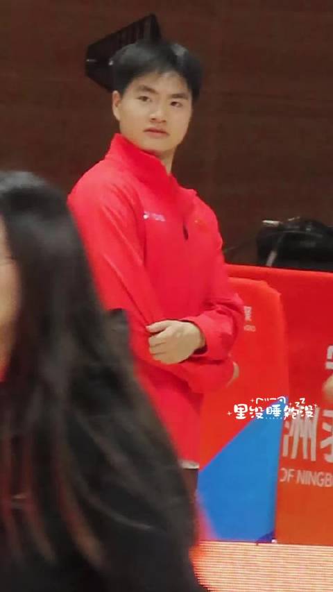 王昶梁伟铿后台换衣遇乌龙，主持人误报引全场爆笑