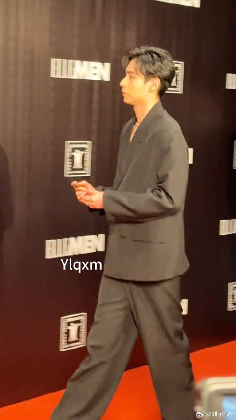 胡一天双开门西装造型 微博VC计划