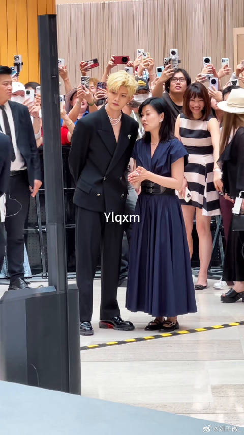 捕捉到一个乖乖候场的微博VC计划