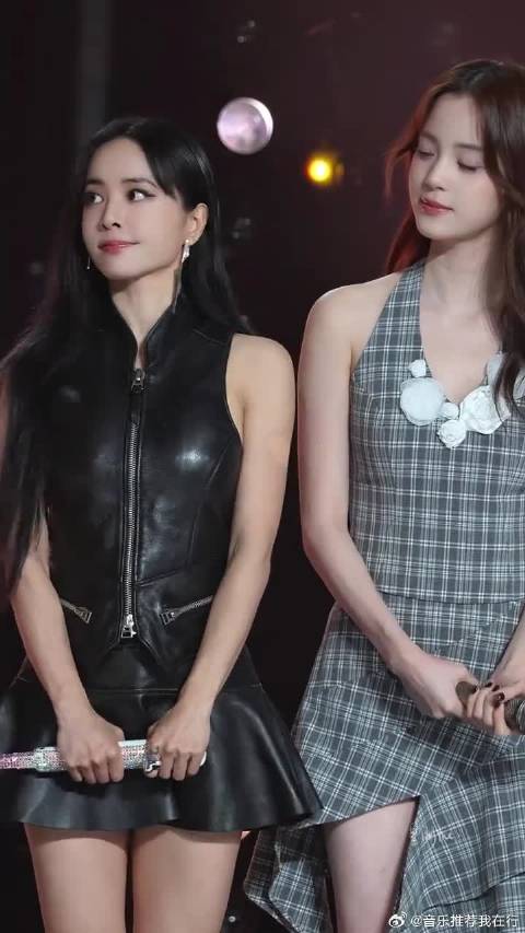 蔡依林和欧阳娜娜聊起天来，真的和两个小女孩一样太可爱了！