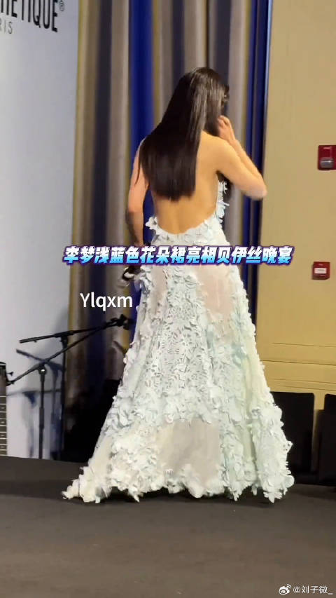 李梦浅蓝色花朵裙 贝伊丝