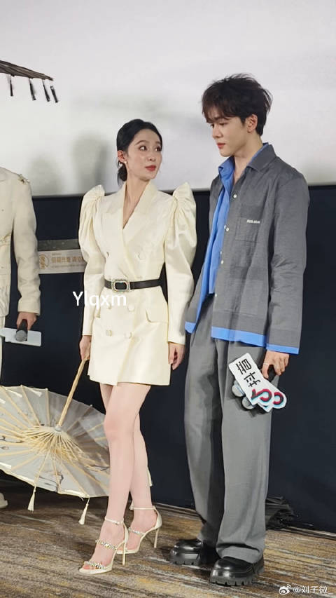 李沁曾舜晞撑伞氛围感 曾舜晞 撑伞氛围感绝啦！七夜雪北京路演 微博VC计划