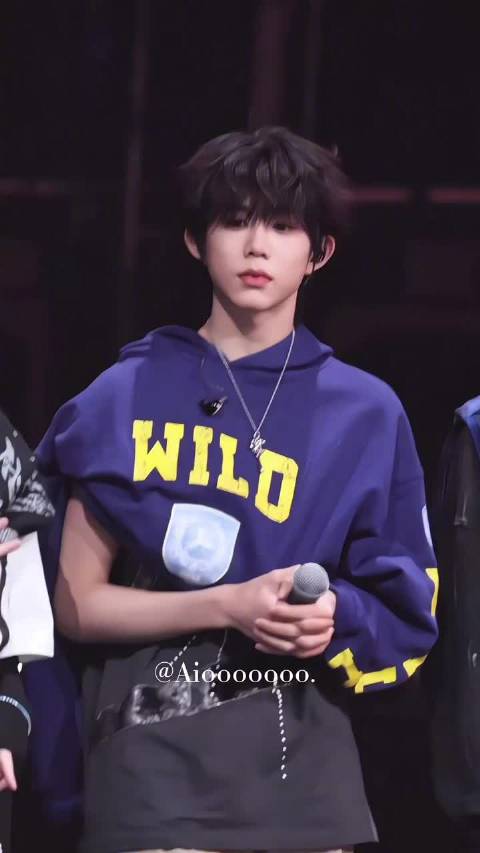 陈奕恒飞机自拍引热议，宠粉举动获赞