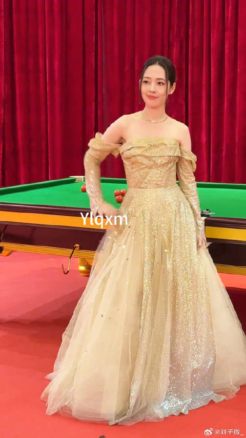 郭碧婷金色抹胸纱裙 微博VC计划