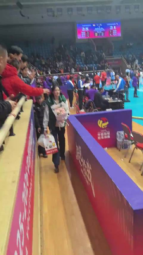 她苏只有倪非凡一个人认识李盈莹吗？