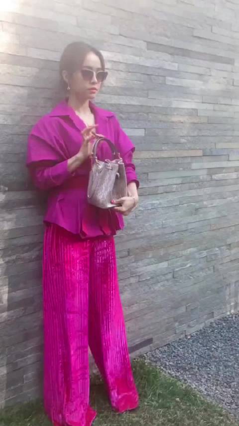 蔡依林亮相2019春夏时装周，与宝格丽高管合影