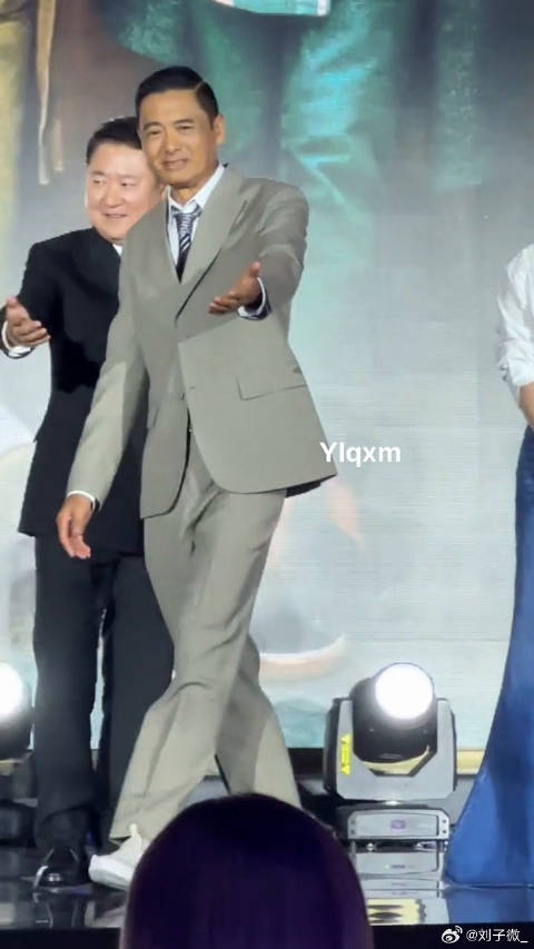 周润发携发嫂亮相，68岁风度依旧