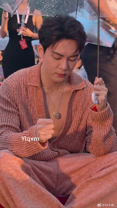 捕捉到一只乖乖坐在台下的大眼仔夏日聊愈音乐企划 微博VC计划