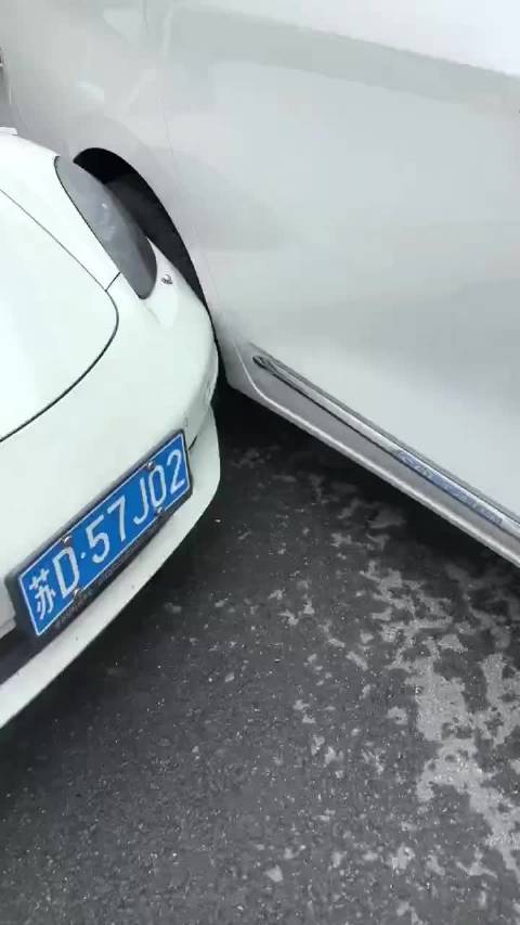 只要把别克GL8车尾挪开一点就行了，立马定外卖，多找几个外卖小哥帮忙抬车！