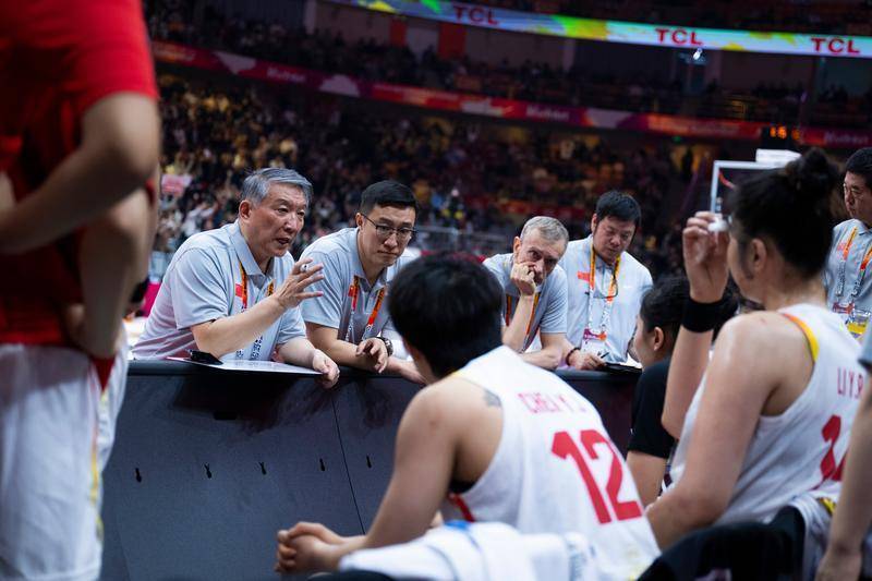 中国女篮打世界杯，还得带王思雨，宫鲁鸣遭质疑，李月汝为何低迷
