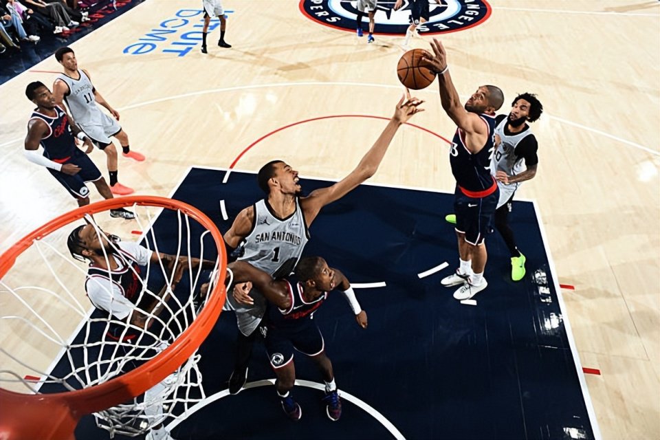 莫名其妙的安排，从任何角度快船都不应该让他留在轮换阵容中了？