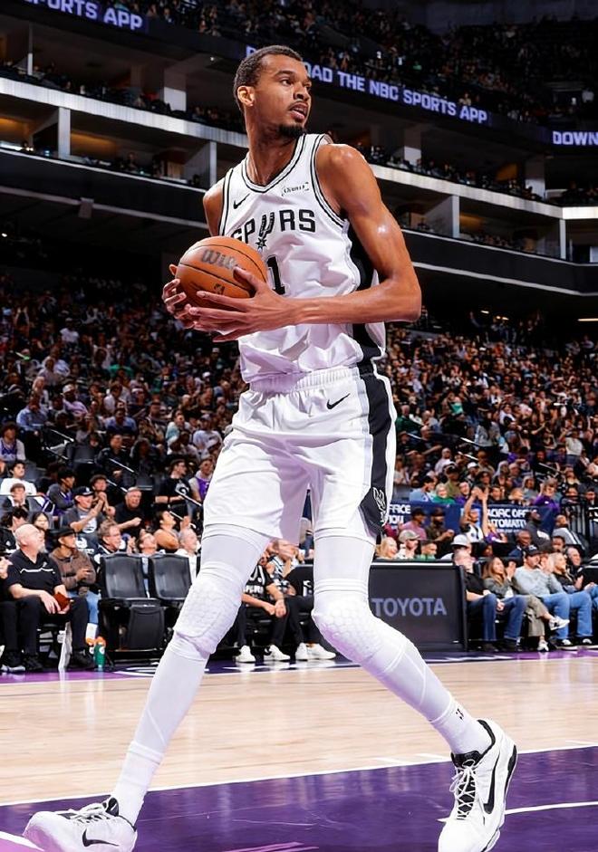 28分大胜，三杀国王！文班18+8，雷诺空砍32+9，威少助攻历史第五