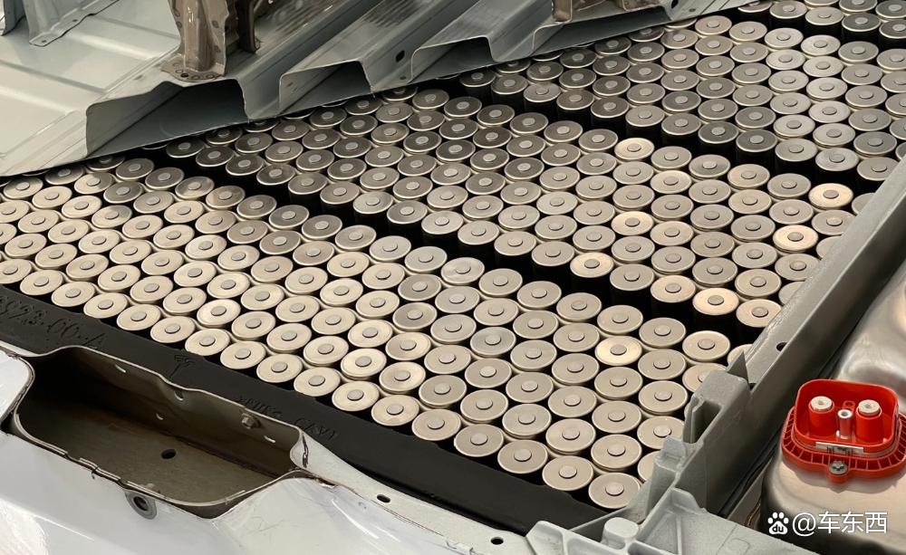 马斯克彻底搞定大圆柱电池!发布五年终落地,独家专利破解量产难题