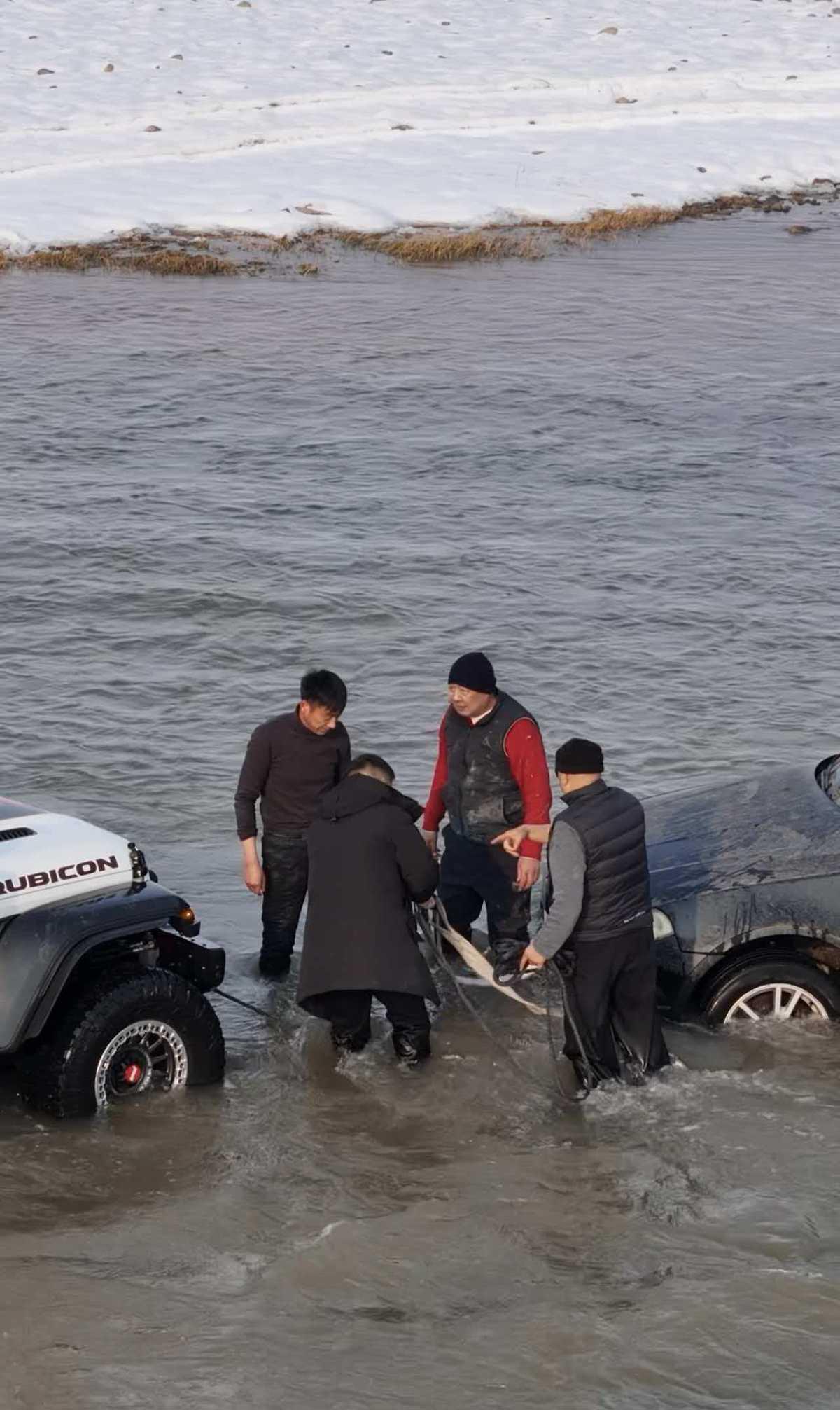 于东来跳入冰水施救被困车辆，目击者:-3℃说跳就跳，他很热心肠