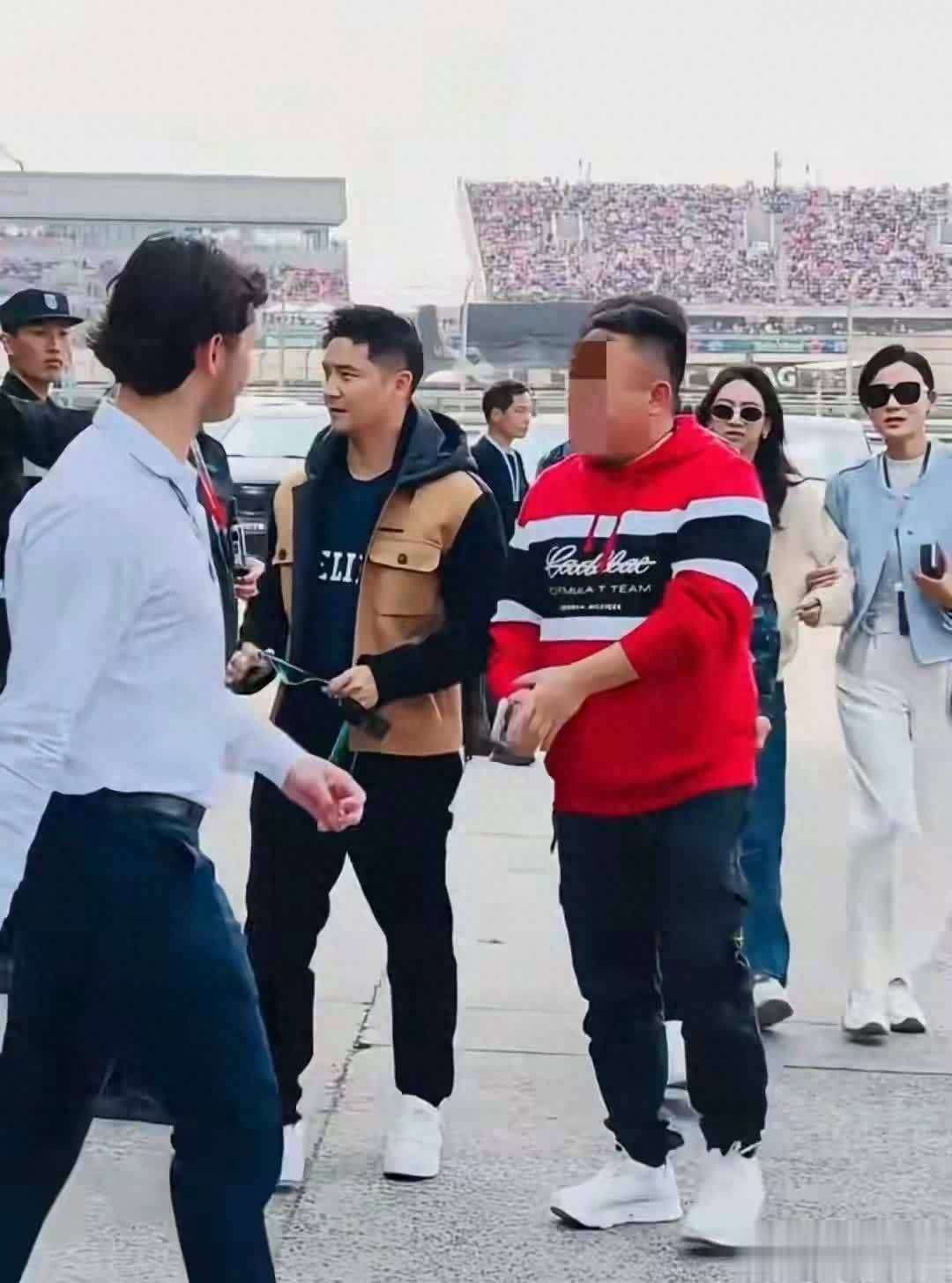 田亮叶一茜带娃看F1，46岁田亮变化大，森碟见郭富城超激动