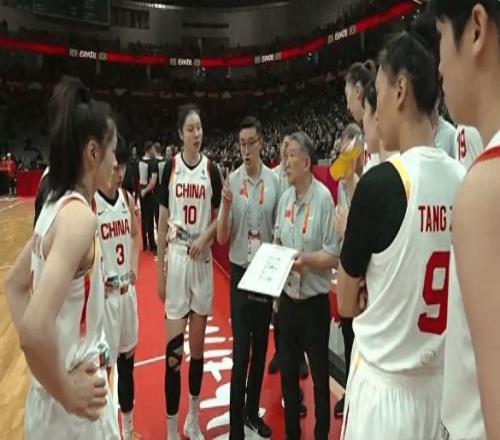 中国女篮8371力克巴西，张曼曼逆袭，双塔战术存短板