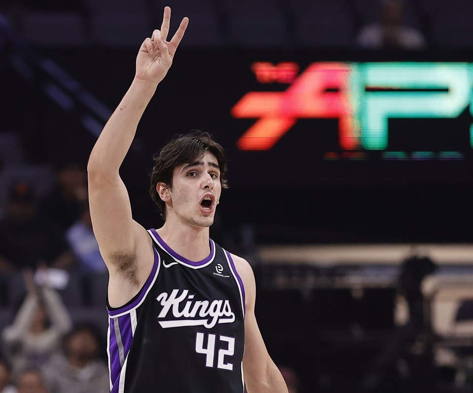 生涯新高！雷诺全场25投13中，砍下32分9篮板3助攻