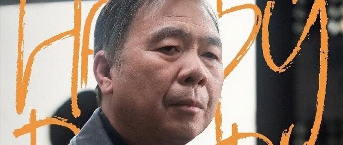 《流浪地球3》官宣导演冯小刚参演，公布角色定妆照，参演角色名为“周栋亮”，身穿印有地球联合政府UEG标志的衣服