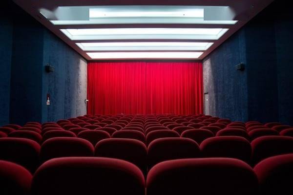 网传男二以下用AI演员于正称真人表演无法替代