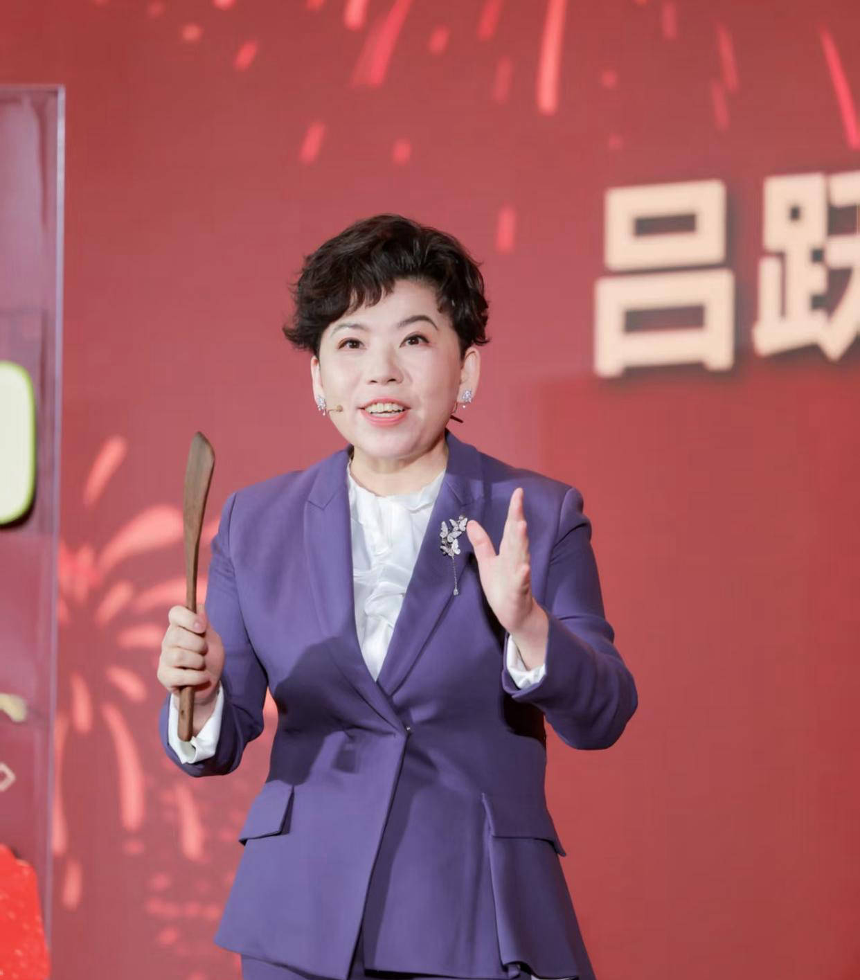 邓亚萍携手王楚钦共赴新岗位，官宣担任乒乓球推广大使，刘国梁寄予厚望