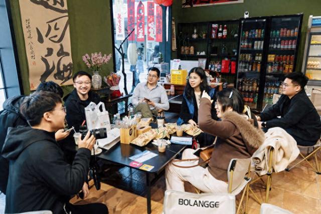 活动现场，青年们正在围绕各自的兴趣热络交谈。江苏共青团供图