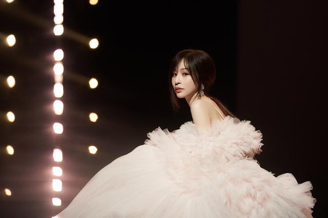 《当你》等三首金曲大串烧，王心凌把《乘风破浪》变成个人演唱会