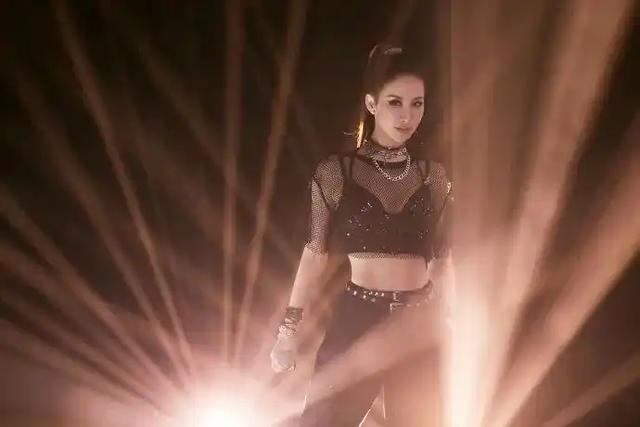 歌手李玟于数年前不幸患上抑郁症，2023年7月2日，由于病情急转直下在家中轻生，最终于7月5日去世。 图源：李玟微博