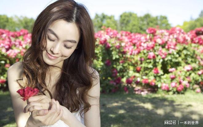 范玮琪50岁生日晒全家福！双胞胎正面首曝光，一家四口温馨同框