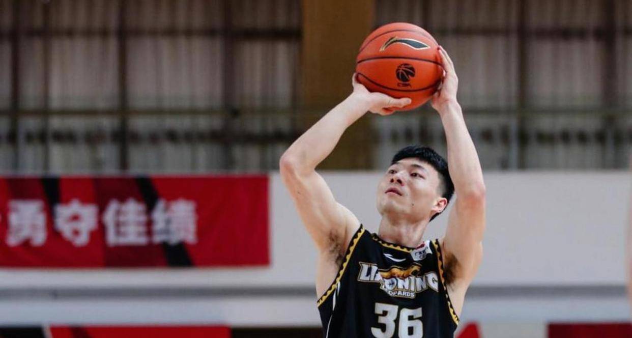 鄢手骐在对山西的比赛砍下全场最高的16分带队逆转，成为辽宁的战术核心并被郭艾伦赵继伟认可，不把他当回事的球队终会后悔
