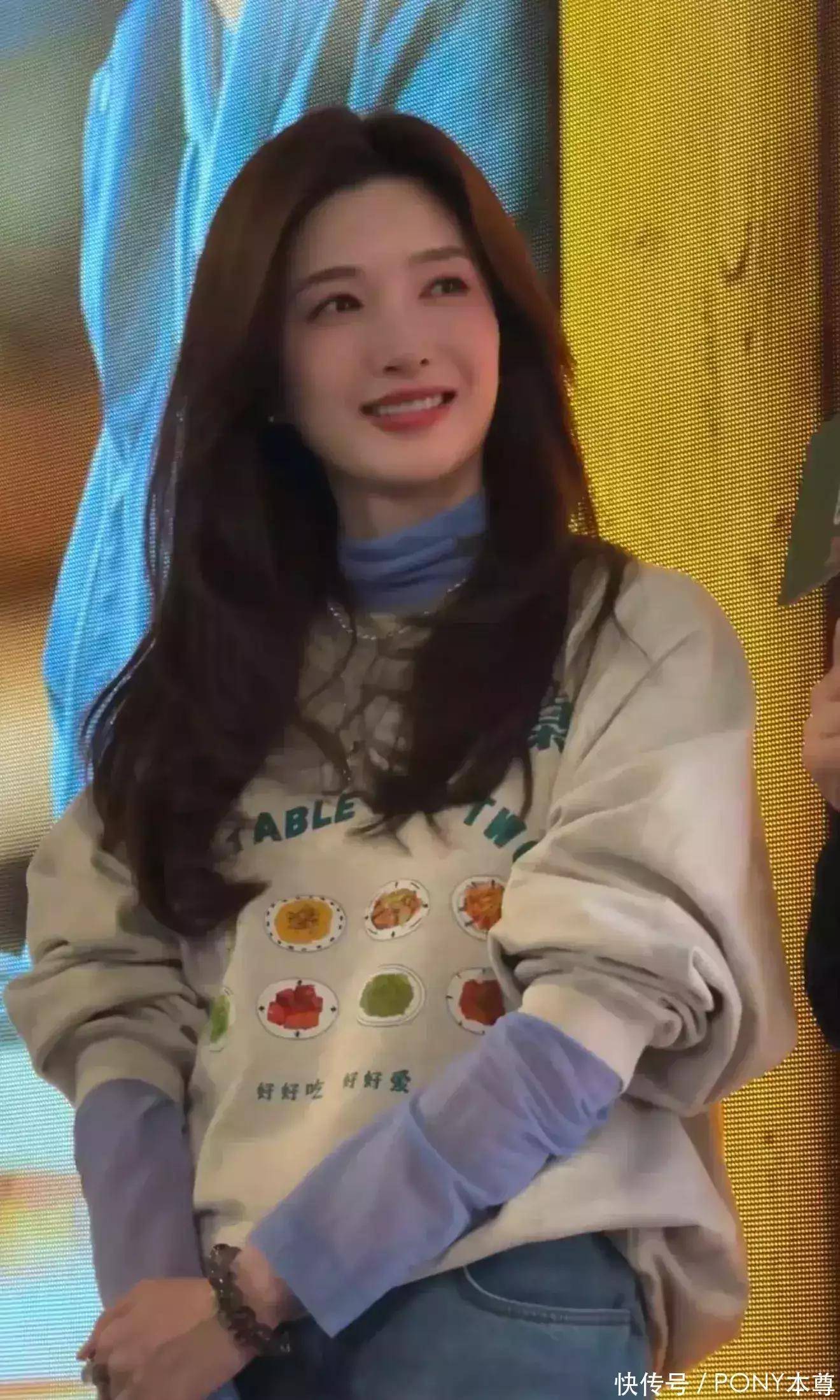 从眼妆到穿搭都是细节! 江疏影与李雪琴同款卫衣演绎极致温柔_风格_气质_造型