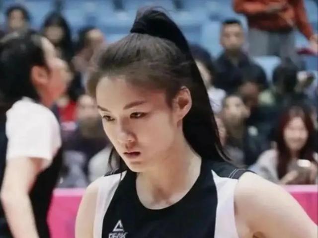 女篮新人张曼曼表现拉胯，29岁无年龄优势，宫鲁鸣用人引质疑