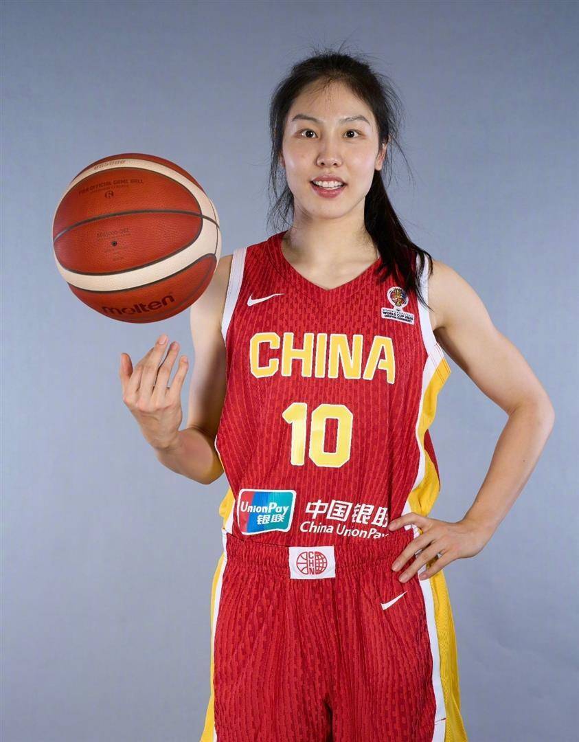 就在刚刚!中国女篮12人名单官宣，场均13分猛将落选，三大中锋首次合体