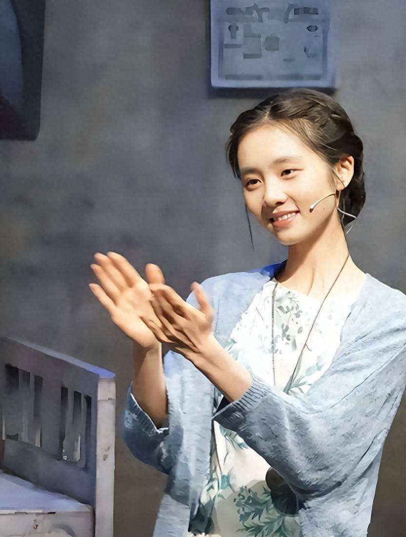 黄磊女儿晒留学日常!19岁黄多多素颜穿白纱裙,与男同学保持距离