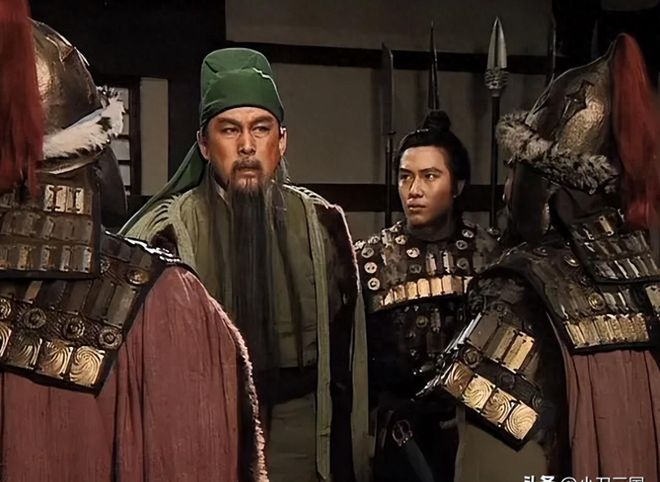 关羽攻曹仁，刘备确实派过1员猛将支援，强糜芳百倍，但关羽支走