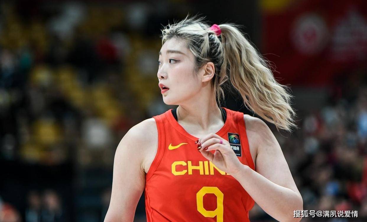 女篮李梦为老公张隆庆生，36岁年龄曝光，球迷:勉强可以接受