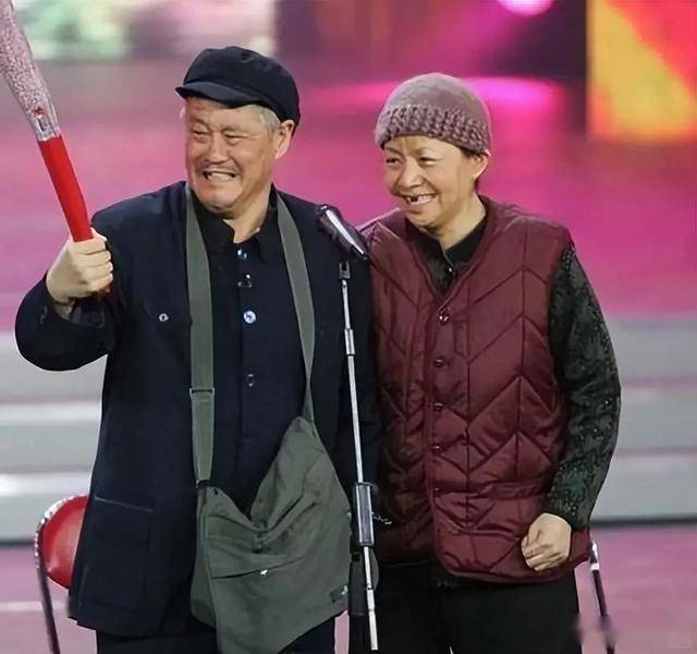 69岁赵本山彻底退隐!三亚街头遛鸟散步超悠闲,精神十足步子快