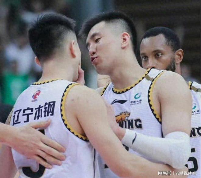 郭艾伦再次无缘战旧主，这次他躺在医院看比赛