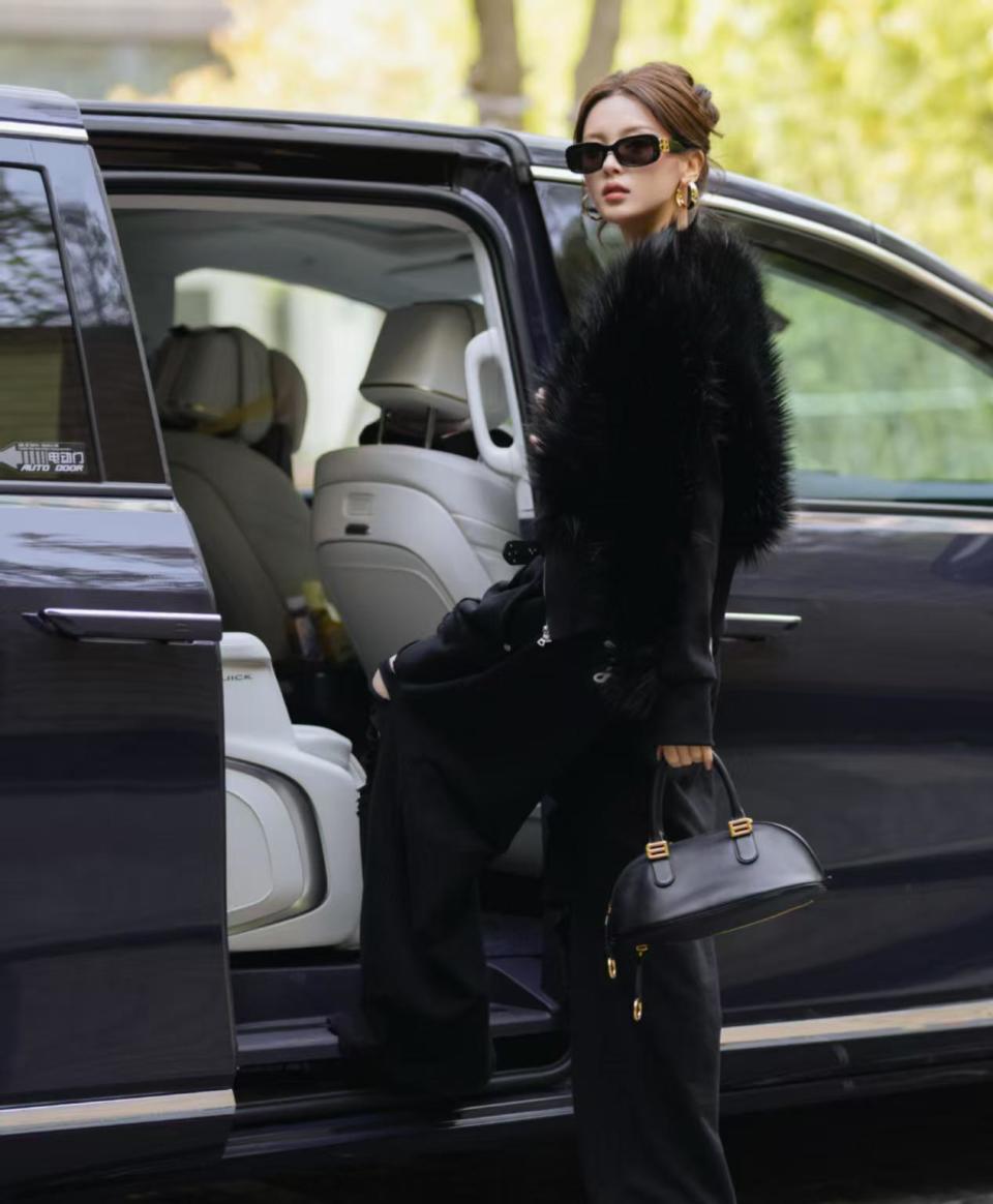 从品牌挚友到全球首穿,杨超越一年三登时装周,网友调侃“巴黎是她家”