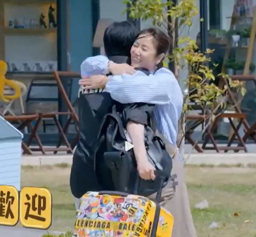 时隔25年，林心如苏有朋同框上节目，见面热情相拥，叹:好久不见