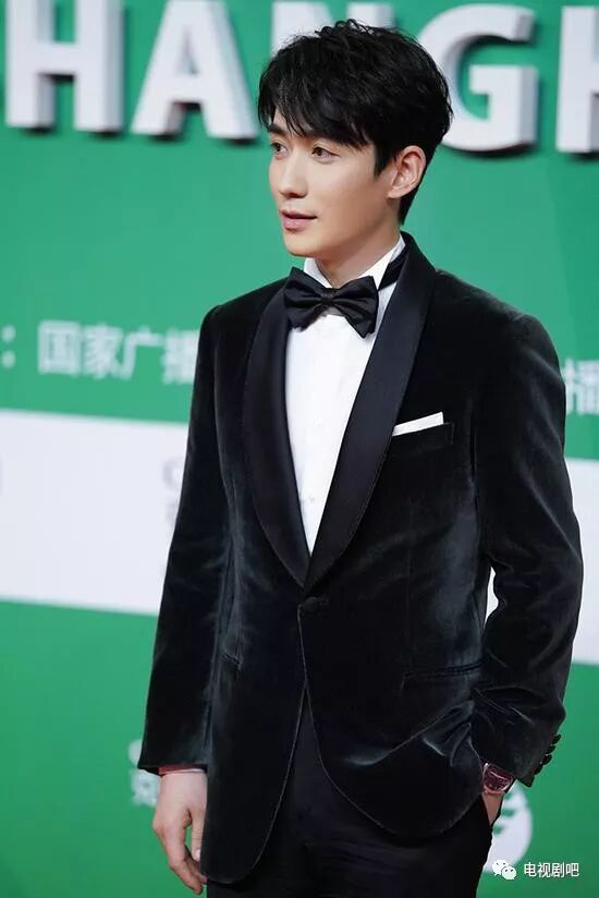 朱一龙出席白玉兰颁奖典礼 称获最佳男配提名已是荣幸
