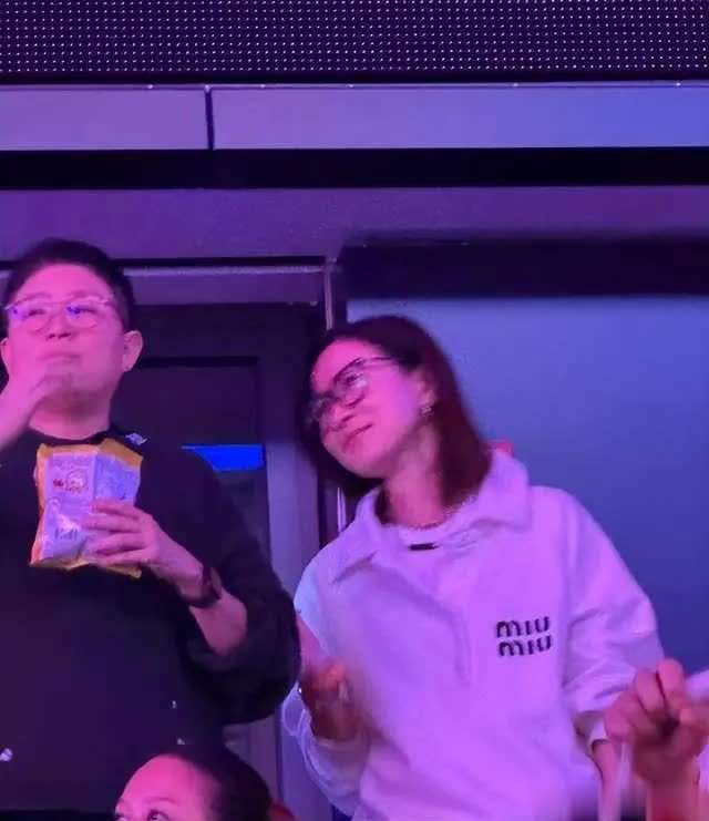 佘诗曼现身孙燕姿演唱会，港剧女王与乐坛天后神仙同框