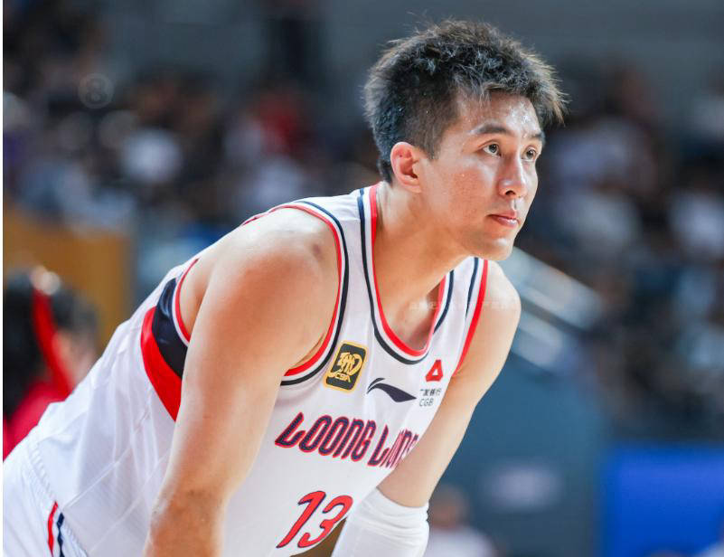 郭艾伦左膝手术顺利完成，术后剧痛难忍令人心疼