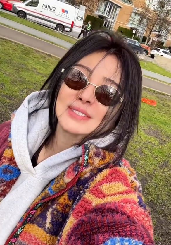 网友美国偶遇王祖贤：拍生活视频很有松弛感，晒太阳散步好悠哉