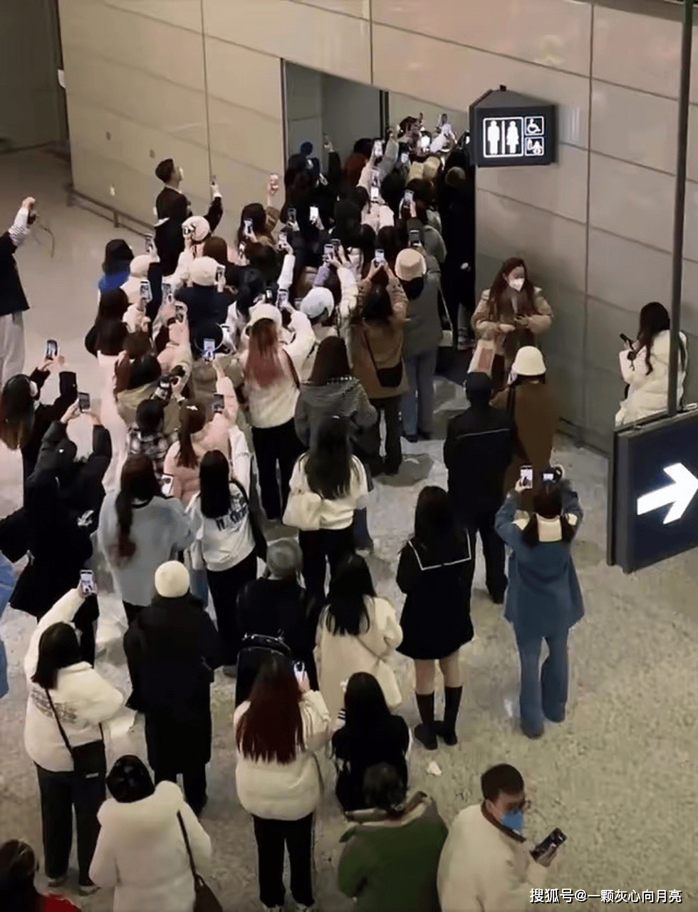 杨超越巴黎时装周破局：机场困局成娱乐圈常态，她以先锋姿态定义新世代明星范式