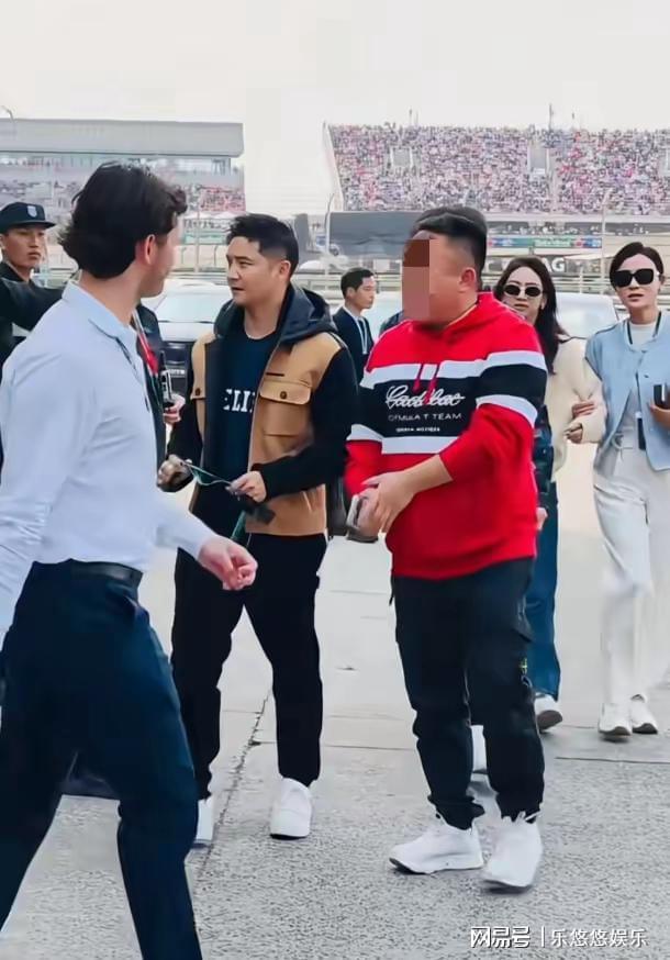 田亮一家四口现身上海F1！森碟和郭富城合影开心，亮仔穿LV外套帅