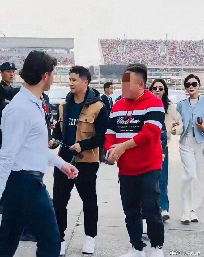 46岁田亮携妻女观F1，森碟见偶像郭富城激动不已